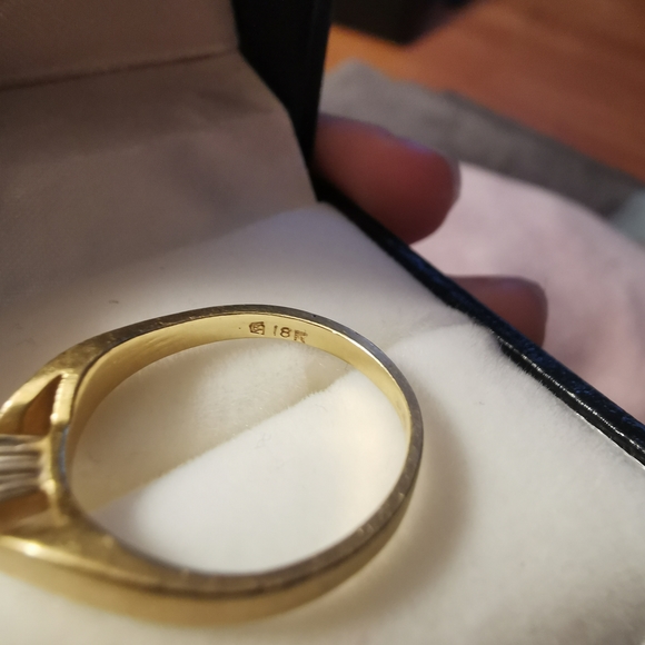 18k Solid Gold Diamond Ring - Picture 5 of 5